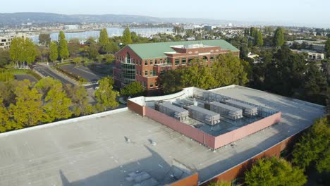 Centro-De-Negocios-En-Un-Día-Lento-En-La-Soleada-Bahía-De-San-Francisco