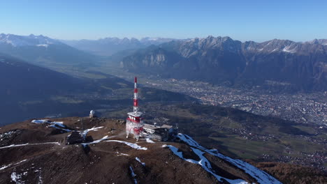 Antena-De-Radio-Transmisora-Patscherkofel-En-La-Cima-De-La-Montaña-Innsbruck,-Drone