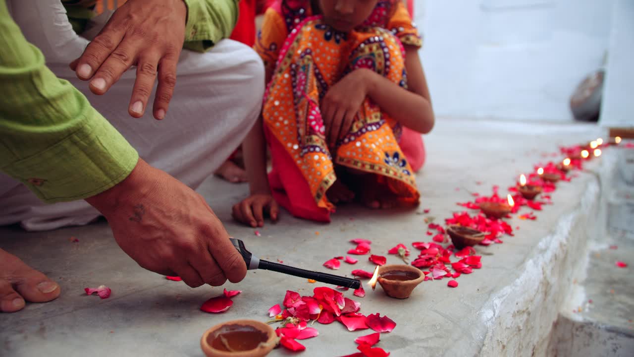 Forældre med børn fejrer den indiske traditionelle Diwali-festival