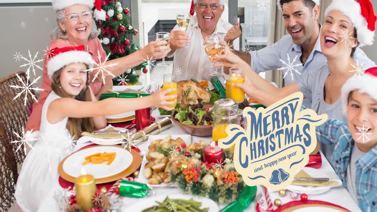 animación de nieve cayendo y feliz texto de navidad sobre feliz familia cena de la víspera de navidad