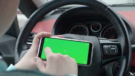 un hombre en un coche con una pantalla verde de teléfono