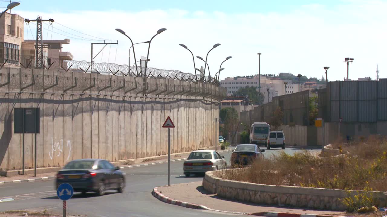 los coches circulan por la nueva barrera de cisjordania entre israel y los territorios palestinos 1