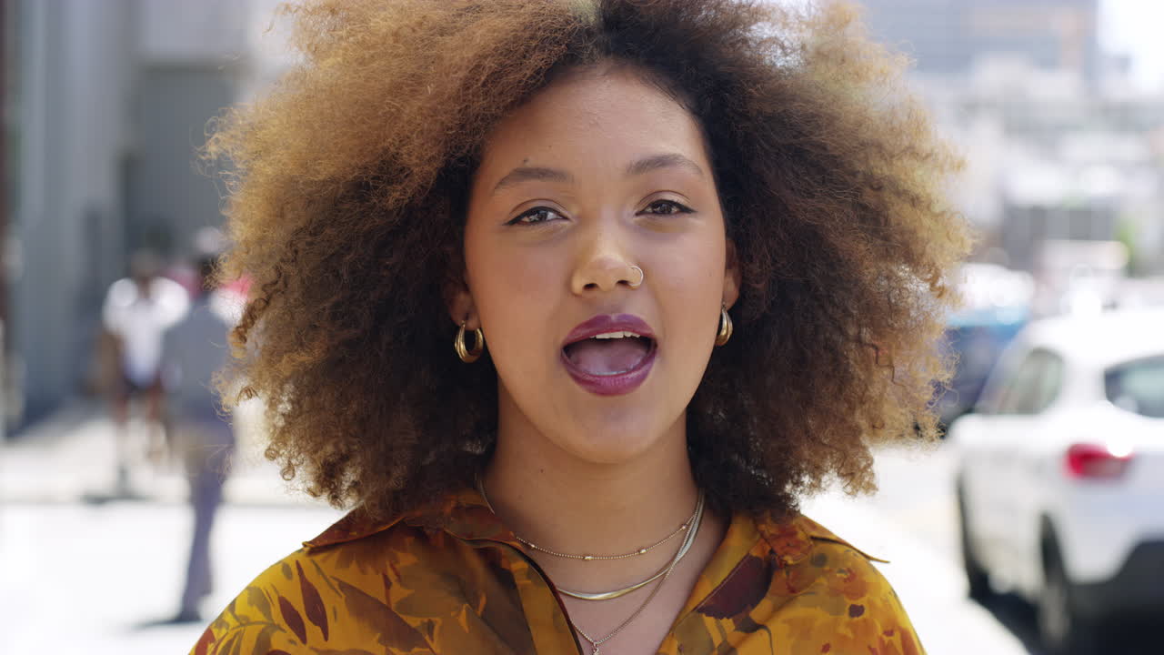 mujer hablando al aire libre