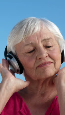 mujer mayor escuchando música