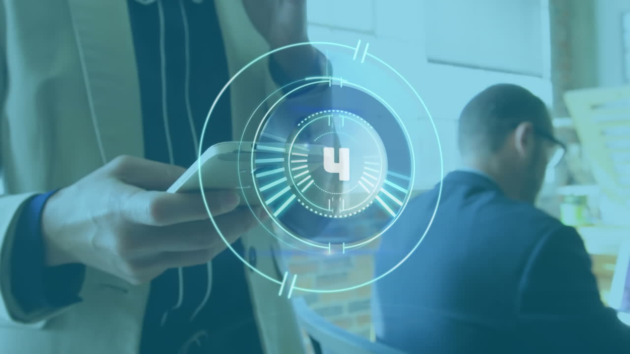 animación del alcance y el procesamiento de datos sobre el empresario caucásico que utiliza el teléfono inteligente.