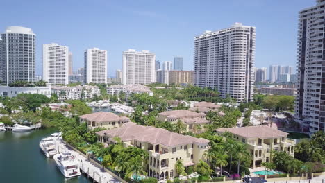 Toma-Aérea-De-Aventura-Florida-Marina,-Que-Revela-Hermosos-Condominios-Y-Casas-De-Lujo