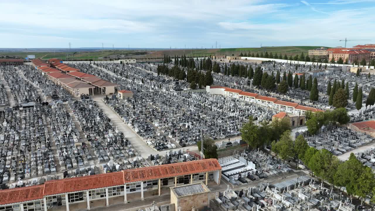 현대의 묘지, 공중 드론 전망