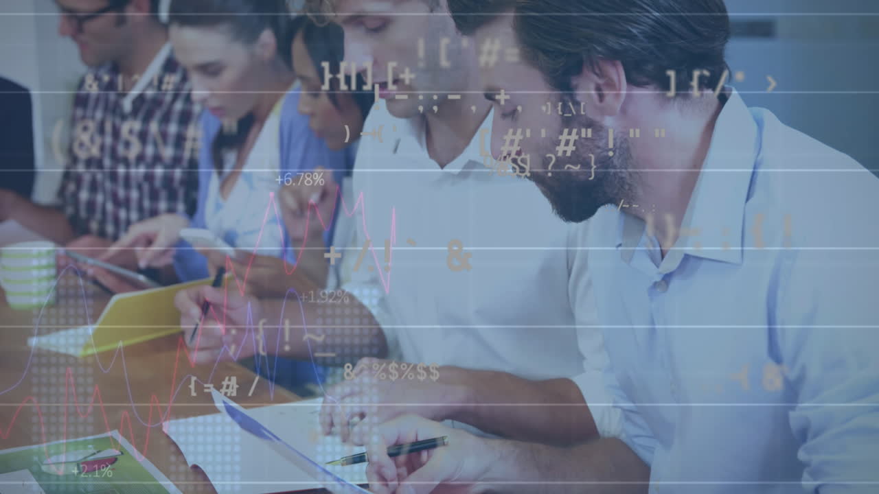 animación del procesamiento de datos financieros sobre diversas personas de negocios en la oficina