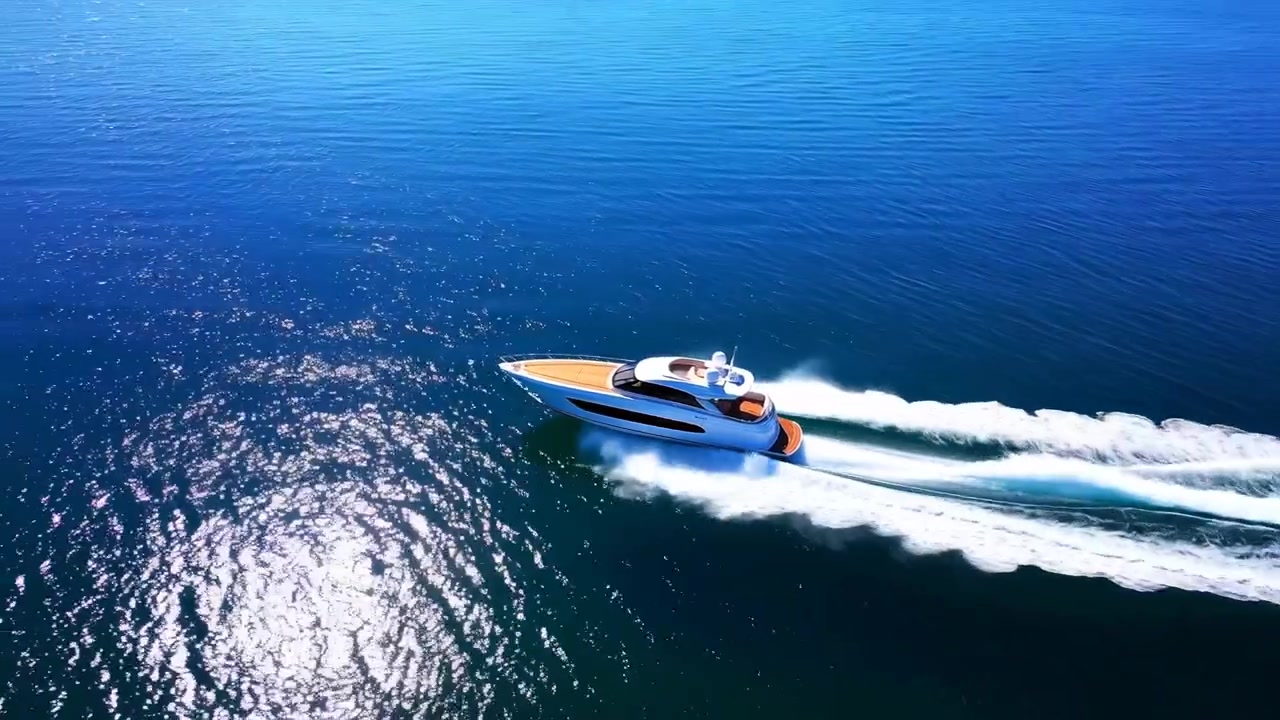 Una prospettiva aerea elevata mostra un elegante yacht bianco con un ponte in teak caldo che scivola su acque aperte di un blu profondo, lasciando una lunga scia luminosa mentre la luce del sole scintilla sulla superficie calma del mare.