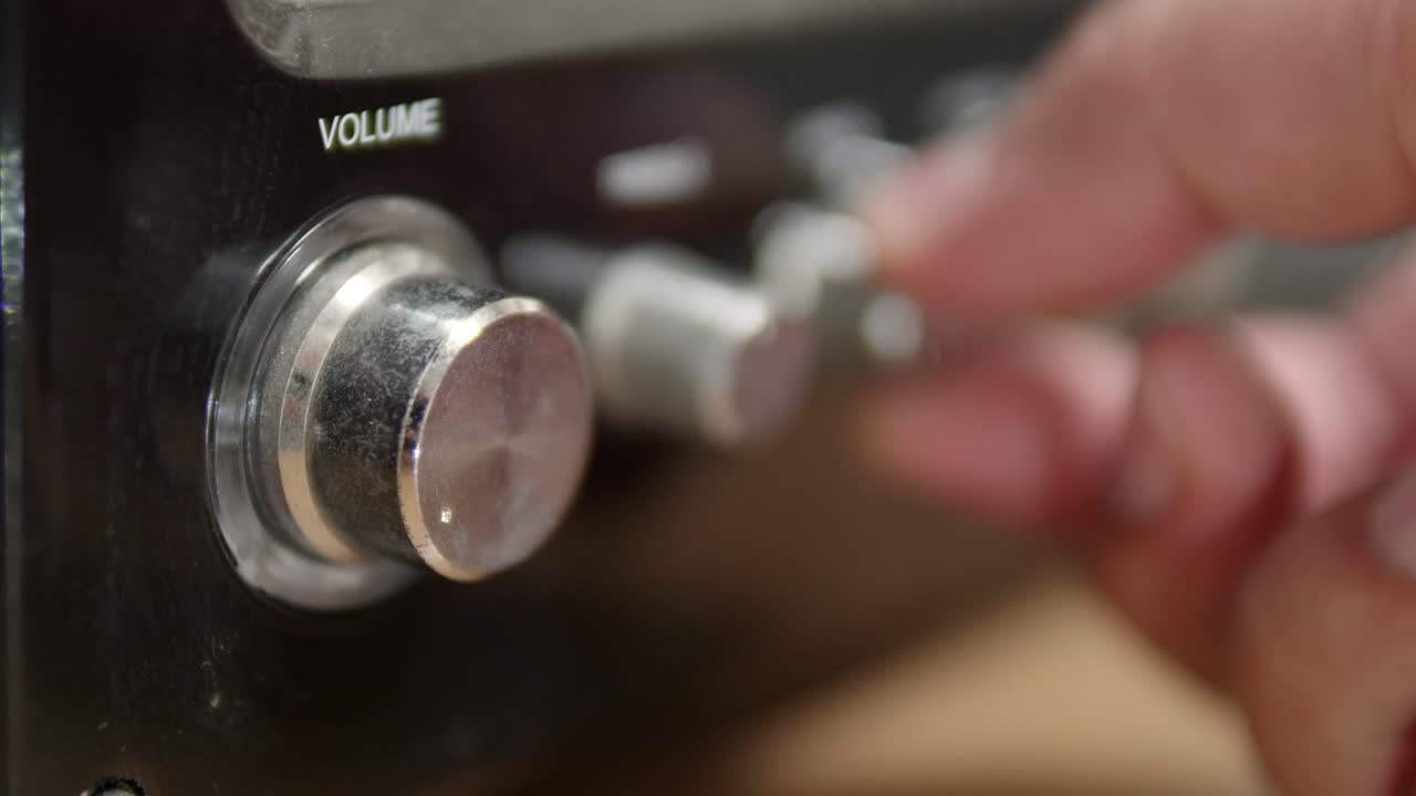 방송 및 음악 개념을 위한 흐림 조정 버튼으로 볼륨 조절을 수동으로 조정