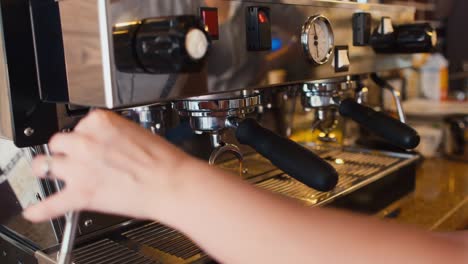 barista profesional hace café
