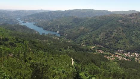 río en la vista aérea de las montañas verdes