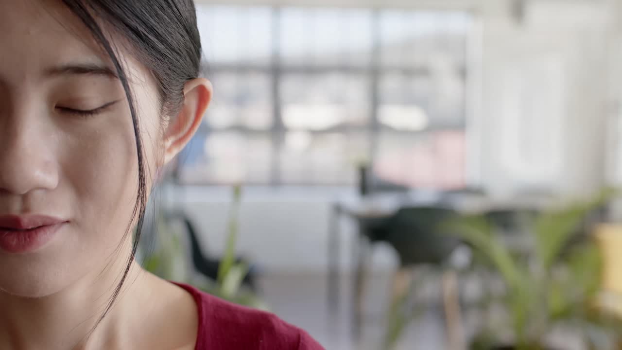 슬로모션으로 복사 공간과 함께 크리에이티브 사무실에서 행복한 아시아 캐주얼 사업가 여성의 초상화