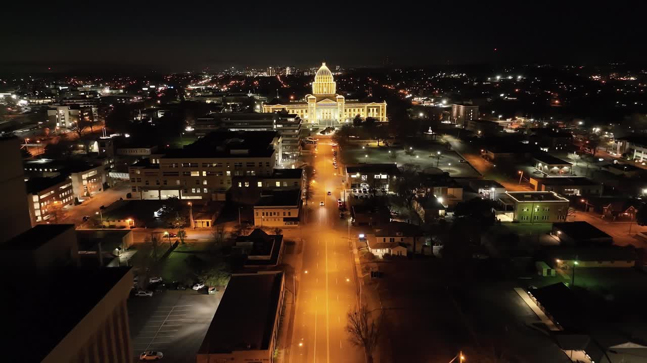 아칸소 주 리틀 록 (little rock) 에서 밤에 아칸소 주립 의회 건물 (arkansas state capitol building) 이 무인기 동영상으로 움직이고 있다.