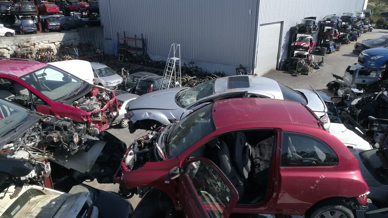 coches viejos en el depósito de chatarra vista aérea