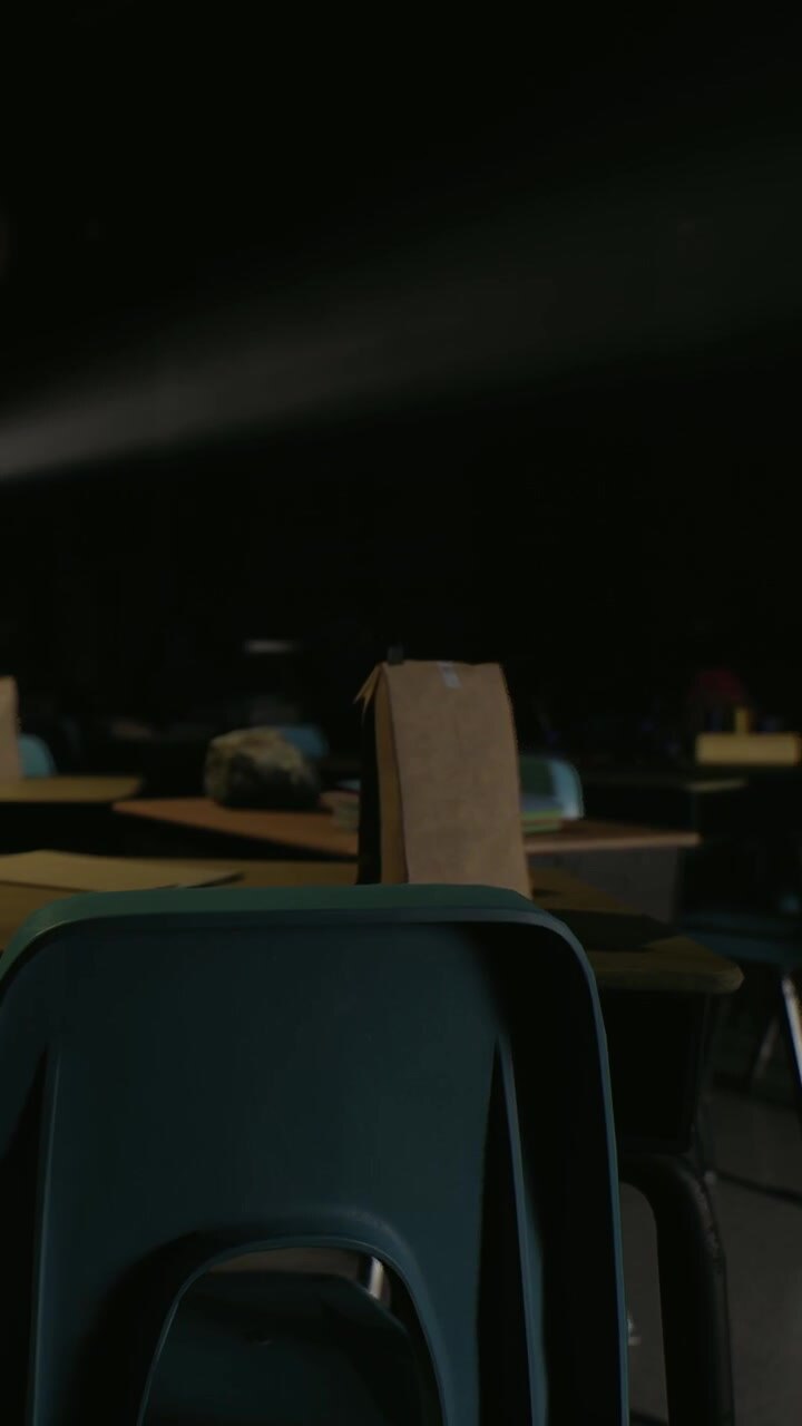 Un'aula vuota con sedie e banchi disposti per lo studio al tramonto.