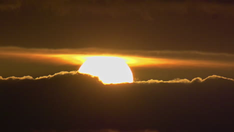 Sol-Naranja-Y-Dorado-Moviéndose-A-Través-De-Las-Nubes-Al-Atardecer