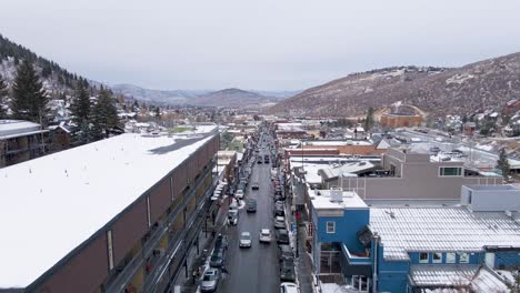 Vista-Aérea-Sobre-La-Calle-Principal-De-Park-City-En-Utah,-Estados-Unidos-De-América