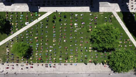 personas que rezan a distancia social en el jardín de la mezquita durante el período de coronavirus