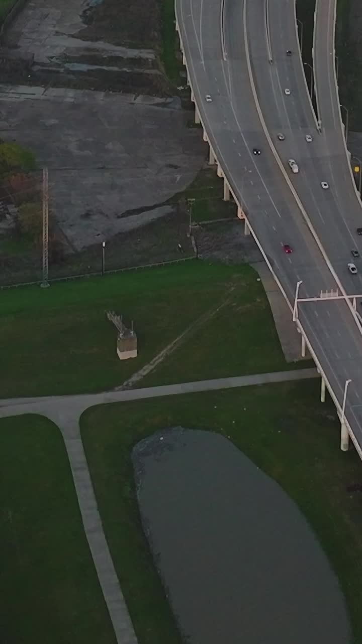 Vista dall'alto del centro di Dallas che mostra la strada e il terreno vuoto