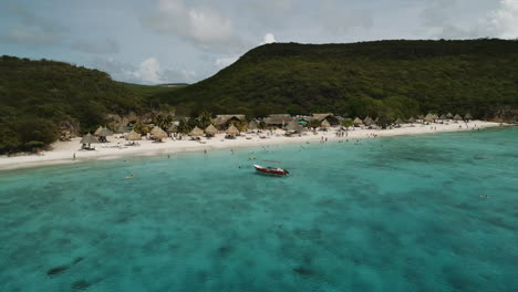 Drohnenschuss-In-Geringer-Höhe-Am-Karibischen-Strand-Von-Kenepa-In-Curacao