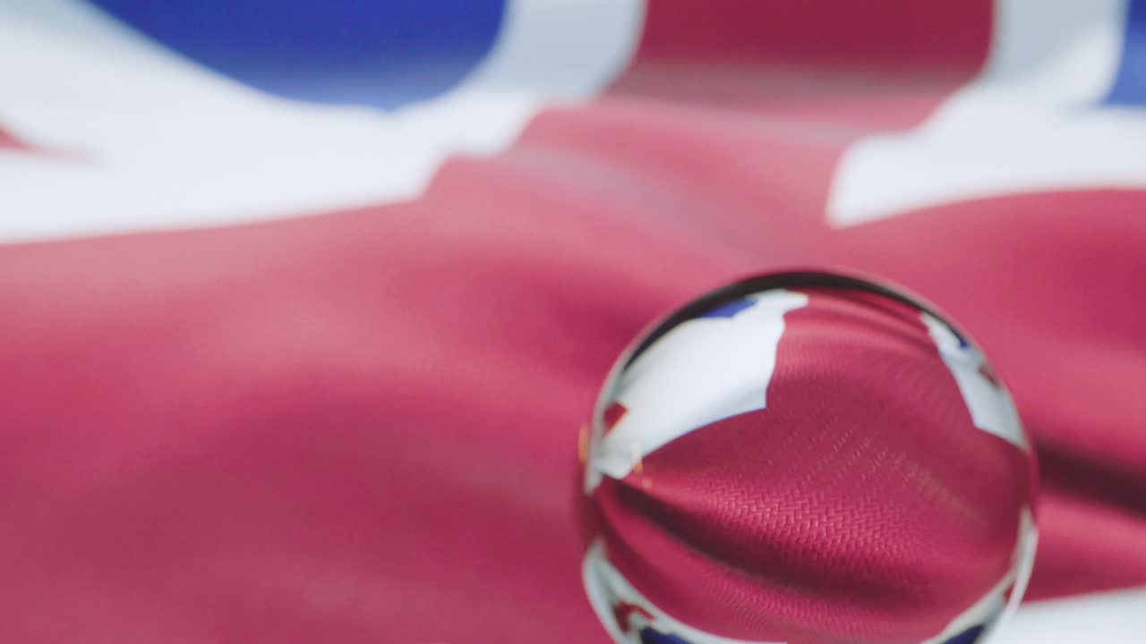 영국 국기가 4k에서 파란 하늘을 향해 흔들리고 있습니다.