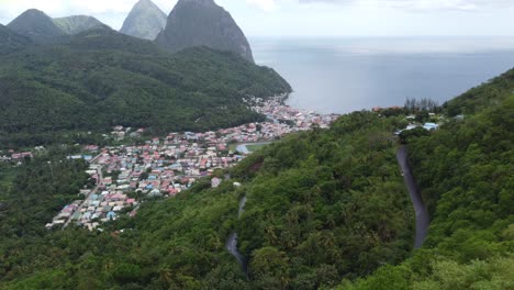 las hermosas montañas de la isla de santa lucía en las islas del caribe