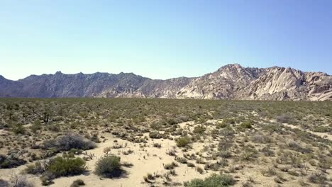 La-Pradera-La-Estepa-Insoportablemente-Caliente-En-Verano-Fantástica-Vista-Aérea-Vuelo-Hundiéndose-Lentamente-Imágenes-De-Drones-Desierto-En-El-Valle-De-Coachella-Estados-Unidos-2018