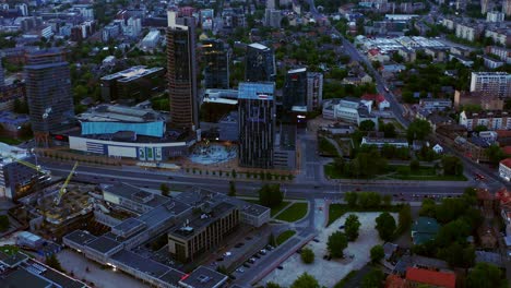 vista aérea nocturna del distrito de negocios de vilnius en lituania - disparo de drones