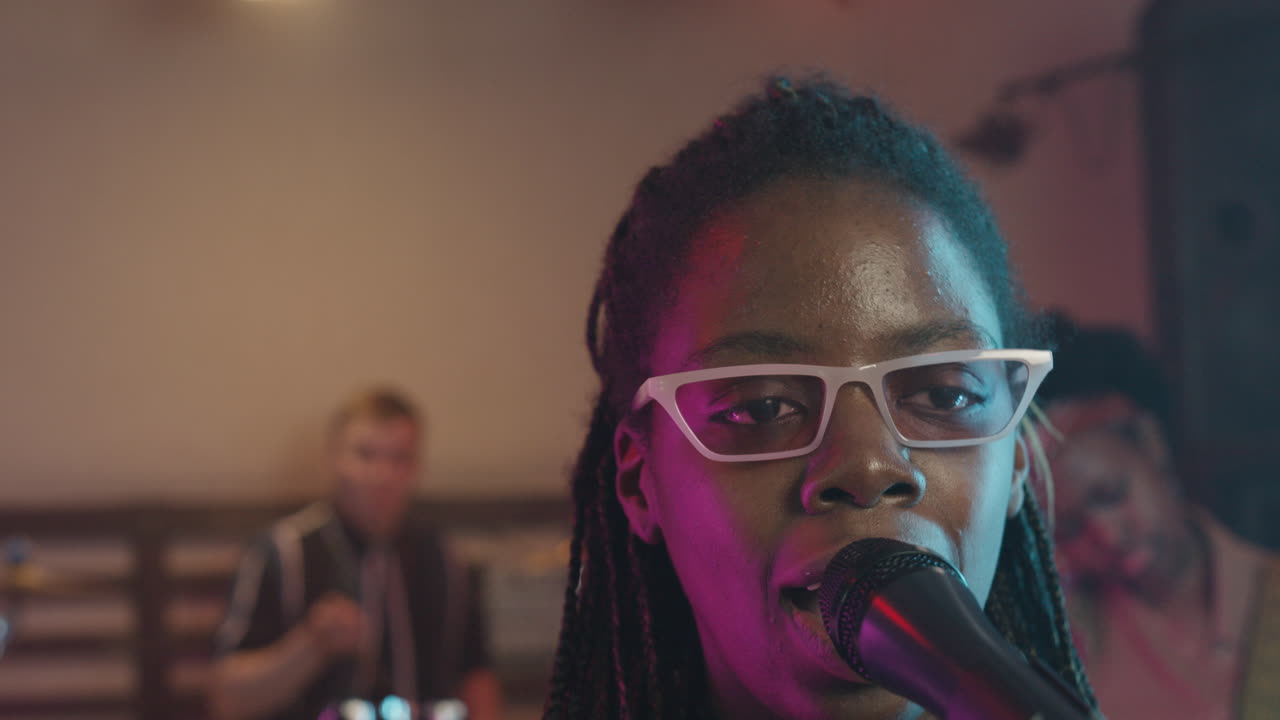 녹음 스튜디오 13에서 리허설하는 다민족 음악 밴드