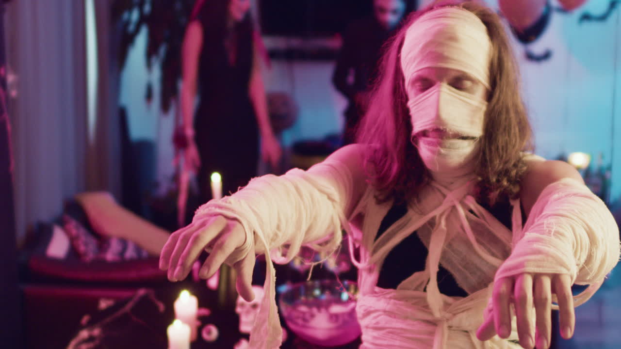 hombre en una fiesta de halloween