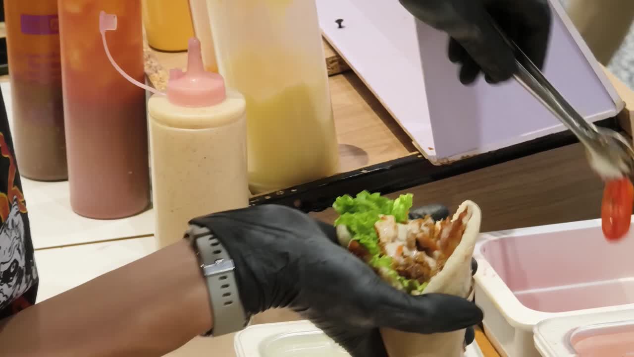 맛있는 을 준비하고 제공합니다.