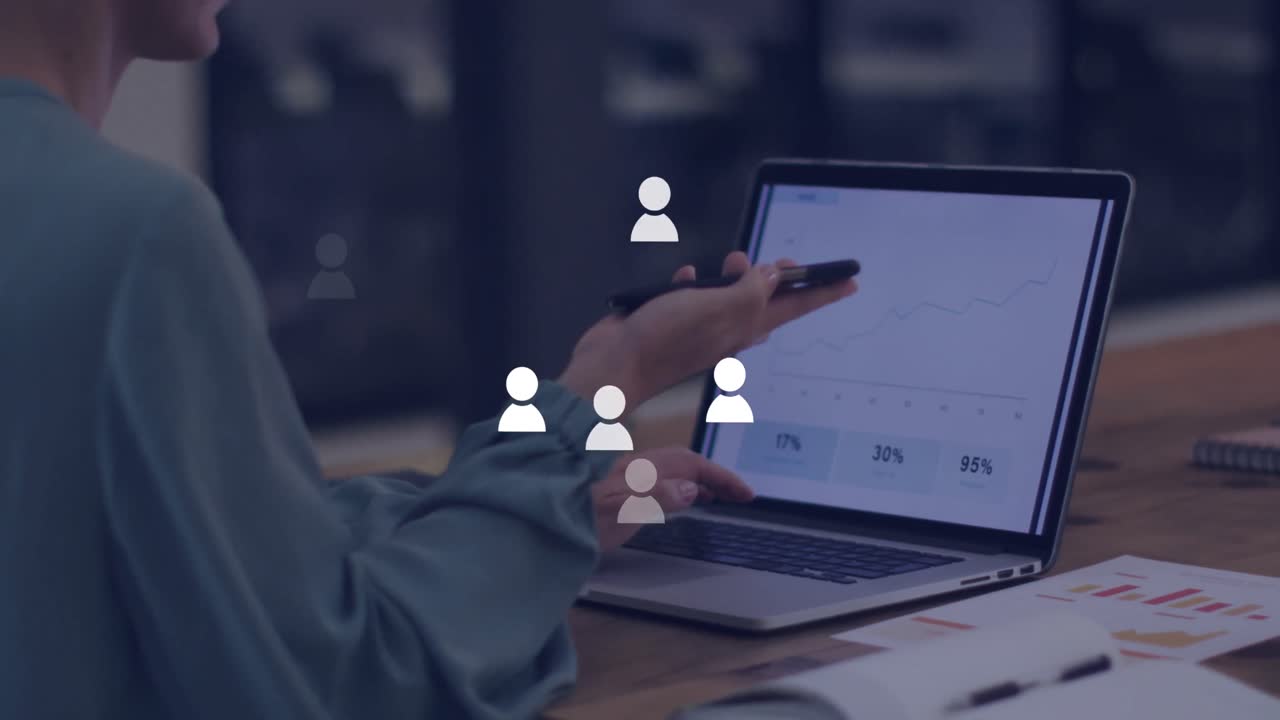 animación de iconos de perfil sobre mujer caucásica hablando en teléfono inteligente y usando portátil en la oficina.