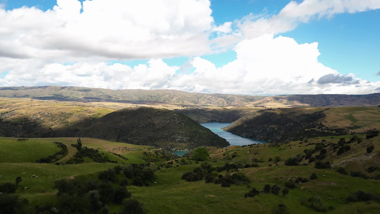idílico paisaje ondulado de pastos junto al río clutha, región de otago, nueva zelanda, vista aérea