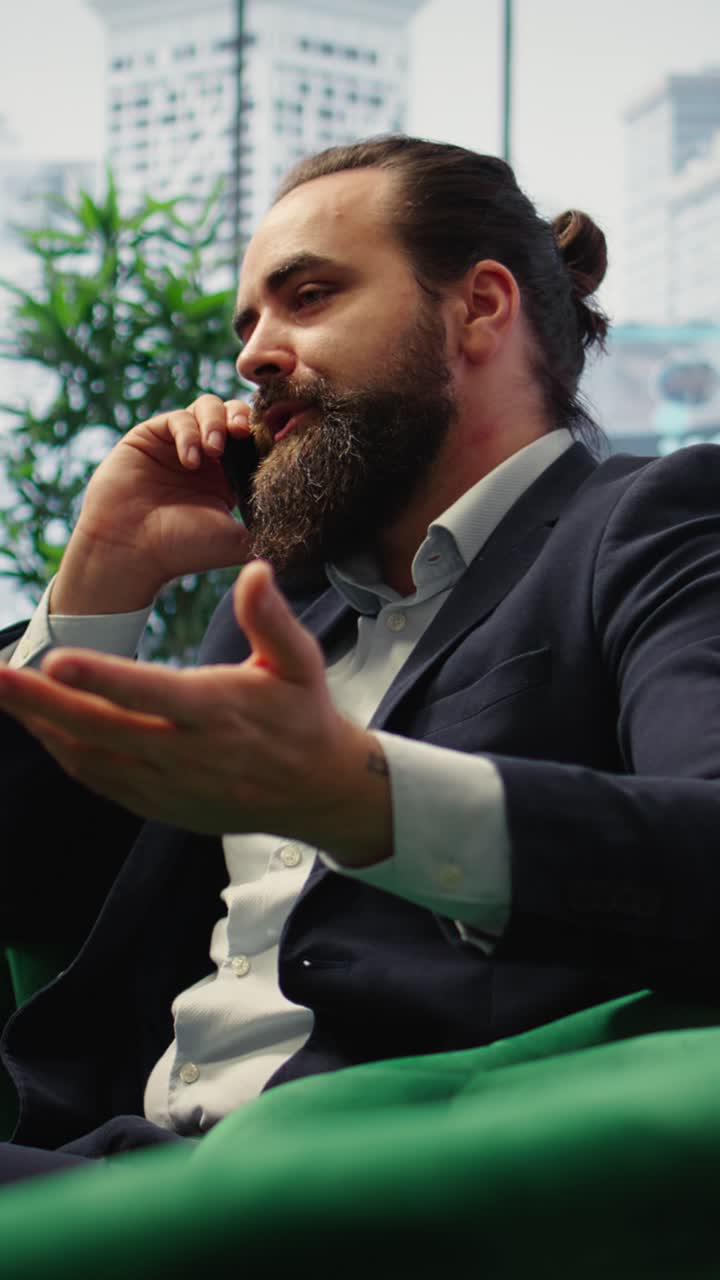 Vídeo Vertical: Administrador de empresas com dificuldades para negociar por telefone.