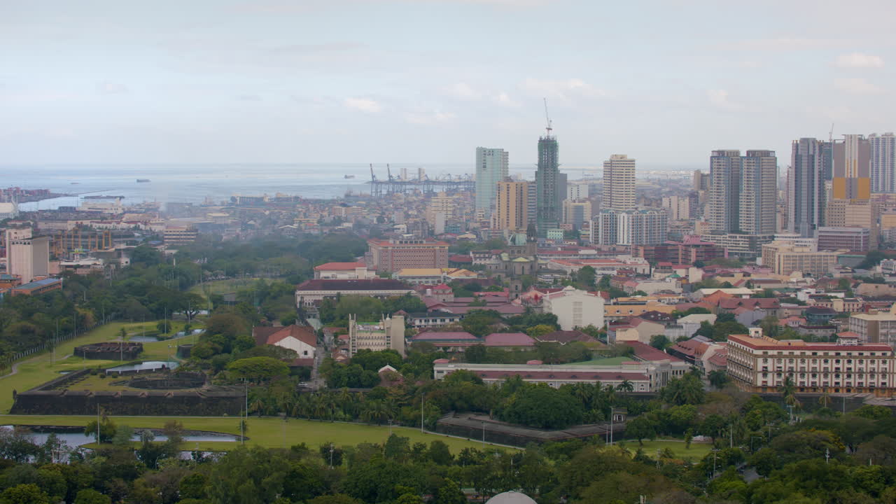toma panorámica en cámara lenta de intramuros, el distrito central de negocios de binondo y la ciudad de manila