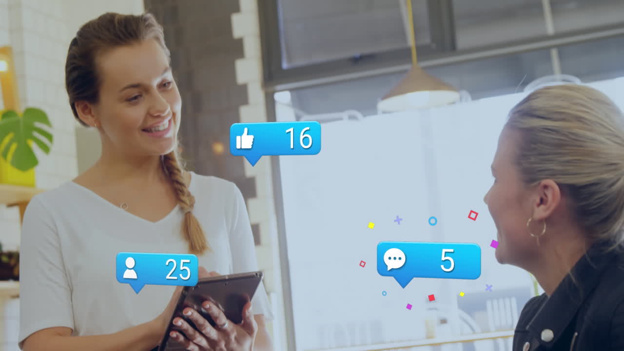 animación de barras de notificación, camarera caucásica con tableta digital tomando el pedido del cliente