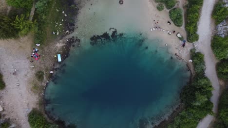 Menschen-Schwimmen-Und-Picknicken-An-Der-Quelle-Des-Flusses-Cetina,-Auch-Auge-Der-Erde-In-Kroatien