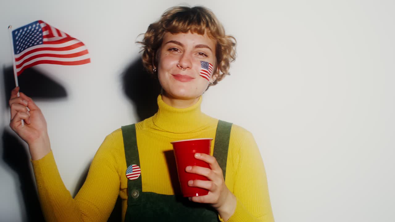 una mujer joven celebrando una elección.