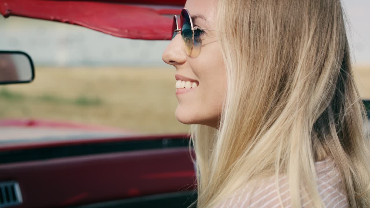 video de una mujer feliz haciendo un viaje en coche.