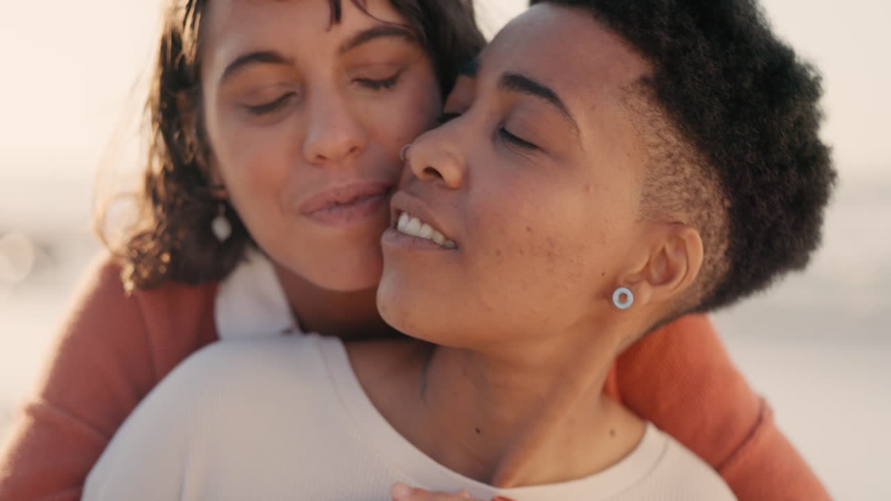 Mujer, lesbiana y beso con sonrisa