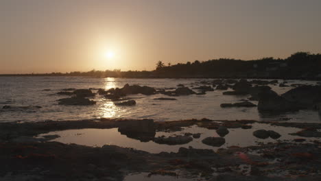 Puesta-De-Sol-Sobre-El-Océano-Y-La-Playa-Mexicanos