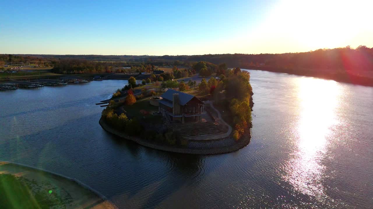 Luftfoto i halv bane om Freedom Point ved solnedgang, der ligger ved Cumberland River i Clarksville, TN