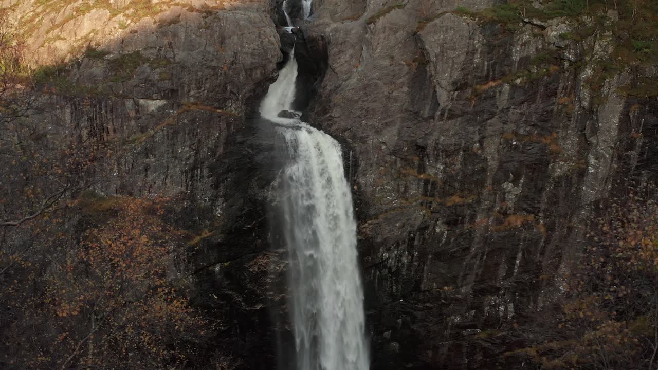 Droneopptak av den vakre fossen Månafossen i Norge-3
