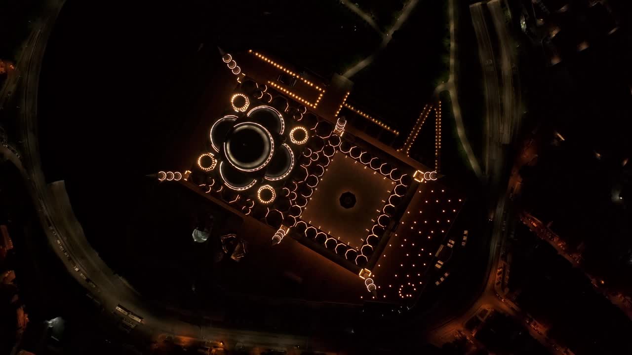 Ripresa cinematografica con drone della Grande Moschea di Camlica a Istanbul di notte
