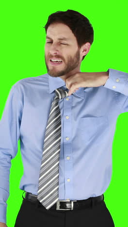hombre de negocios aflojando su corbata