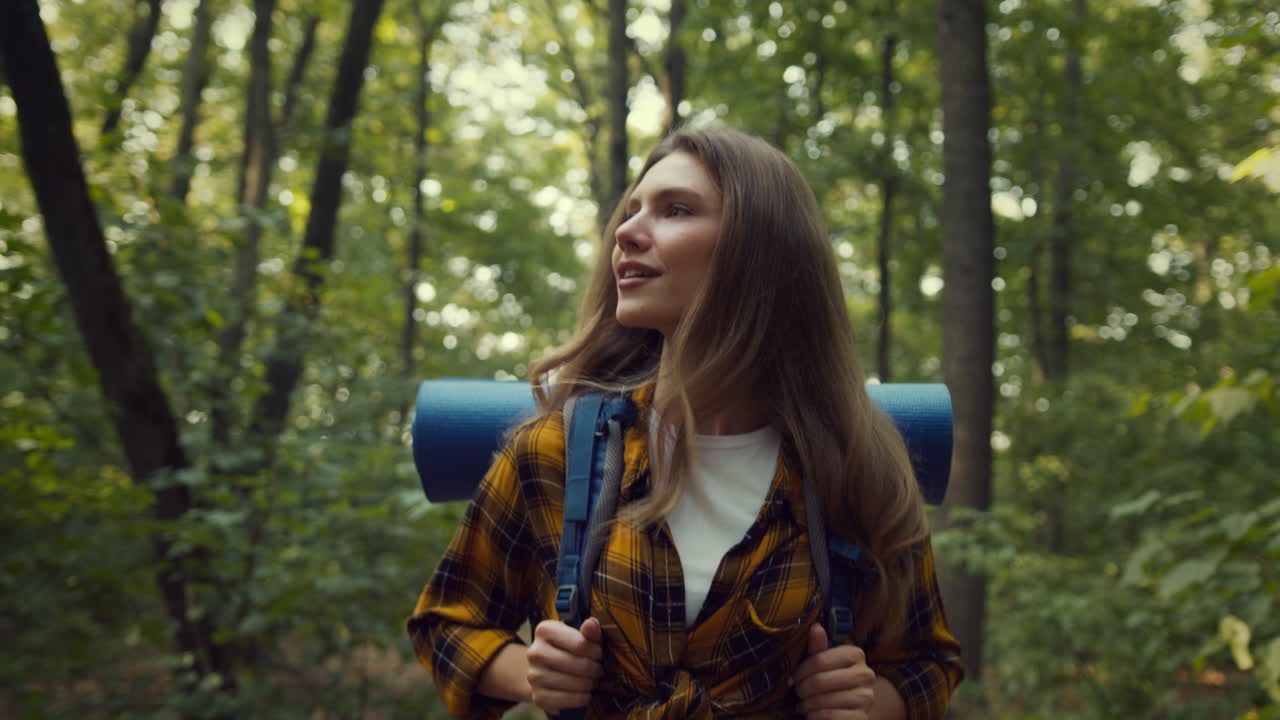 숲 에서 산책 하는 여자