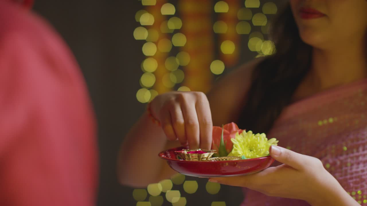 hermana realizando la ceremonia de rakhi en el hermano para raksha bandhan, en tiempo real