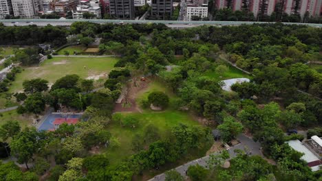 antena del parque en la ciudad de taipei