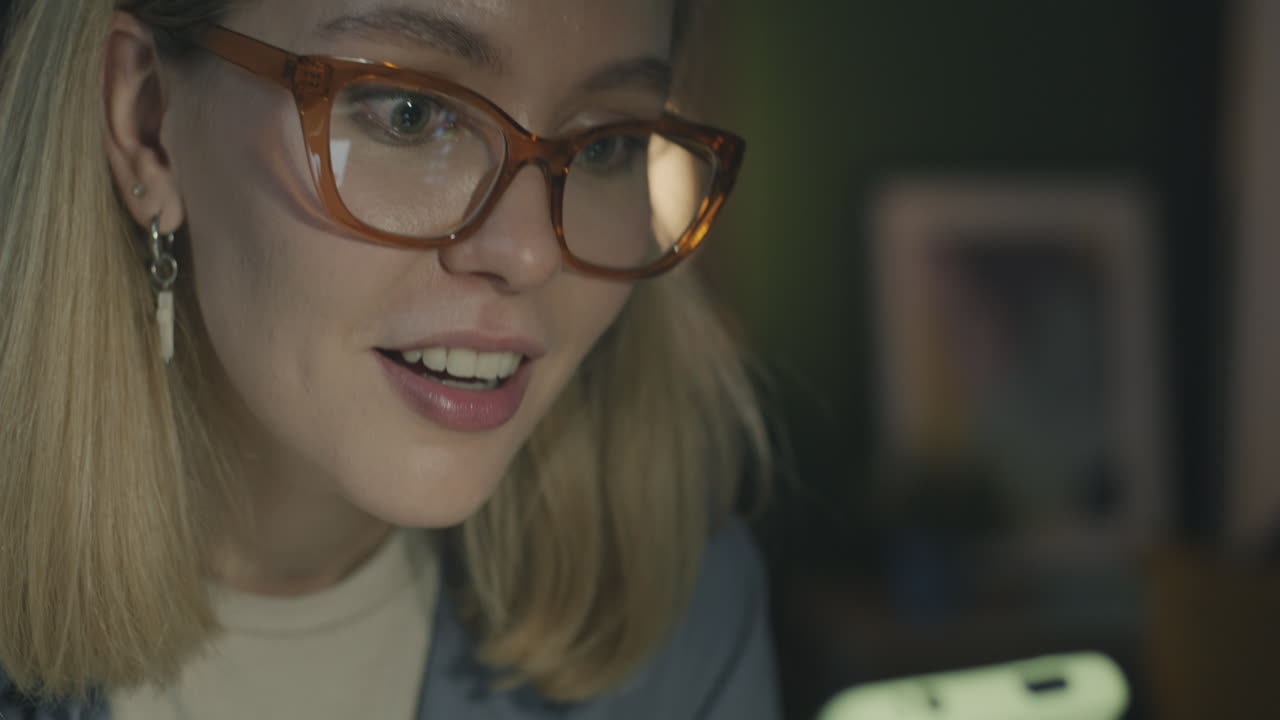 mujer usando un teléfono inteligente por la noche